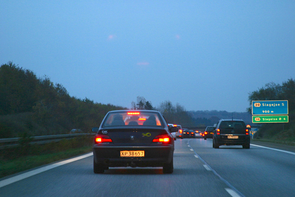 mørk_motorvej_kø_alle_bremser_onlineteori_MG_.jpg