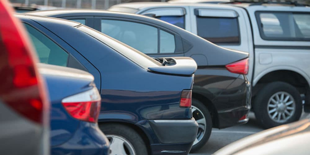 Biler_i_række_bagfra_parkering_parkeret_onlineteori_.jpg