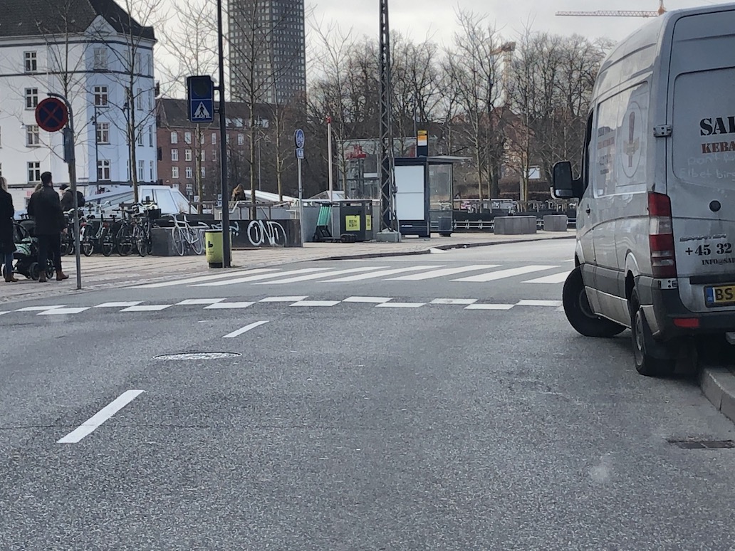 fodgængerfelt parkeret bil spærrer IMG_8845.jpeg